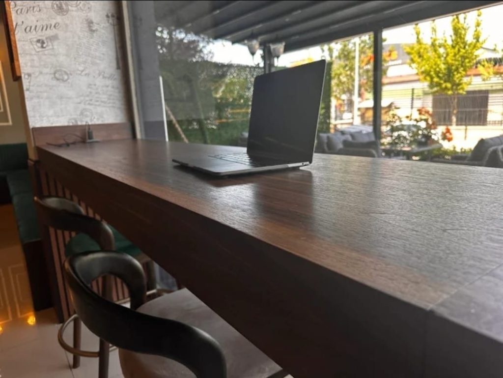 Halibas Art Cafe & Gallery'de bahçeye bakan ahşap banko