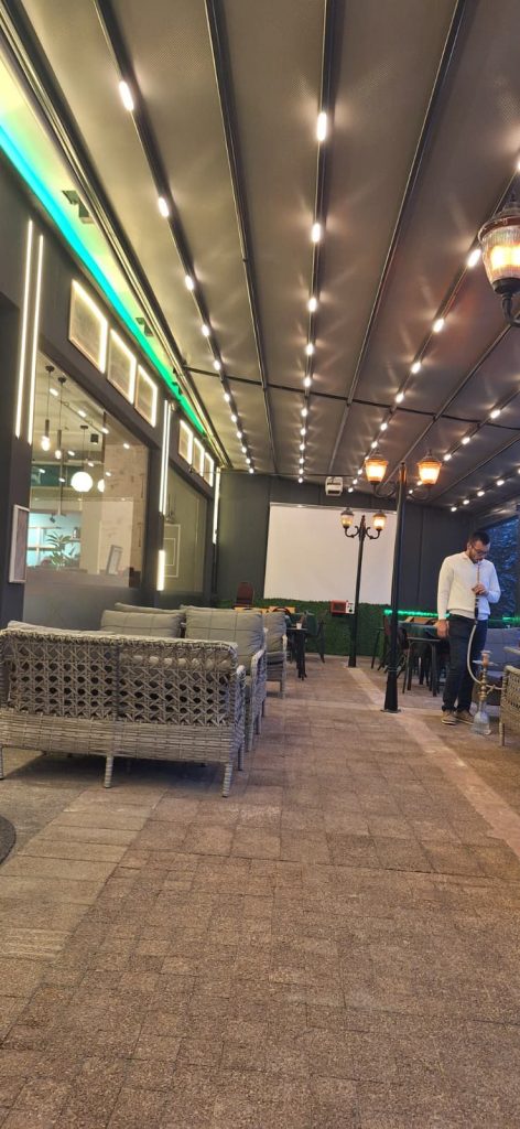 Halibas Art Cafe & Gallery kapalı terası ve tavan aydınlatmaları