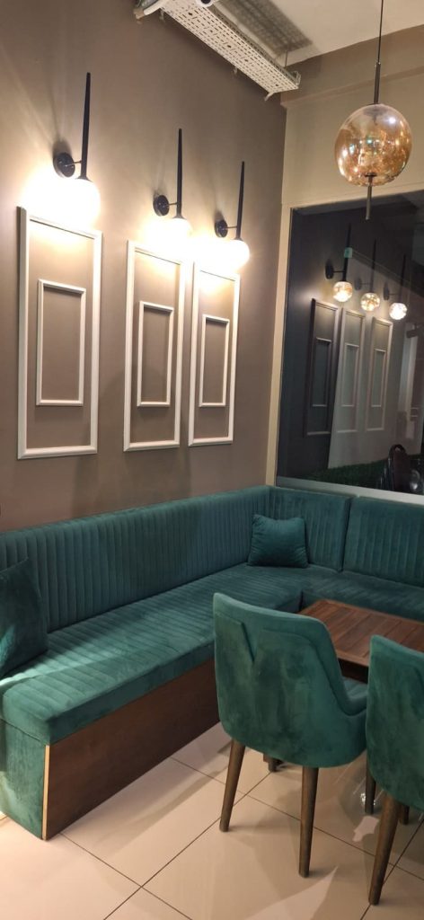 Halibas Art Cafe & Gallery iç mekânında yeşil kadife oturma alanı